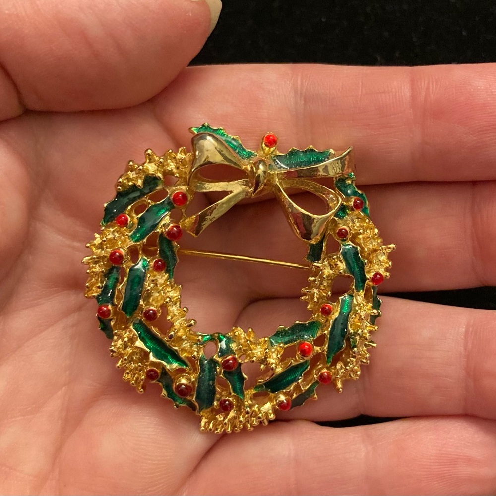 Vintage Gerrys Holiday Goldtone Enamel Wreath Brooch